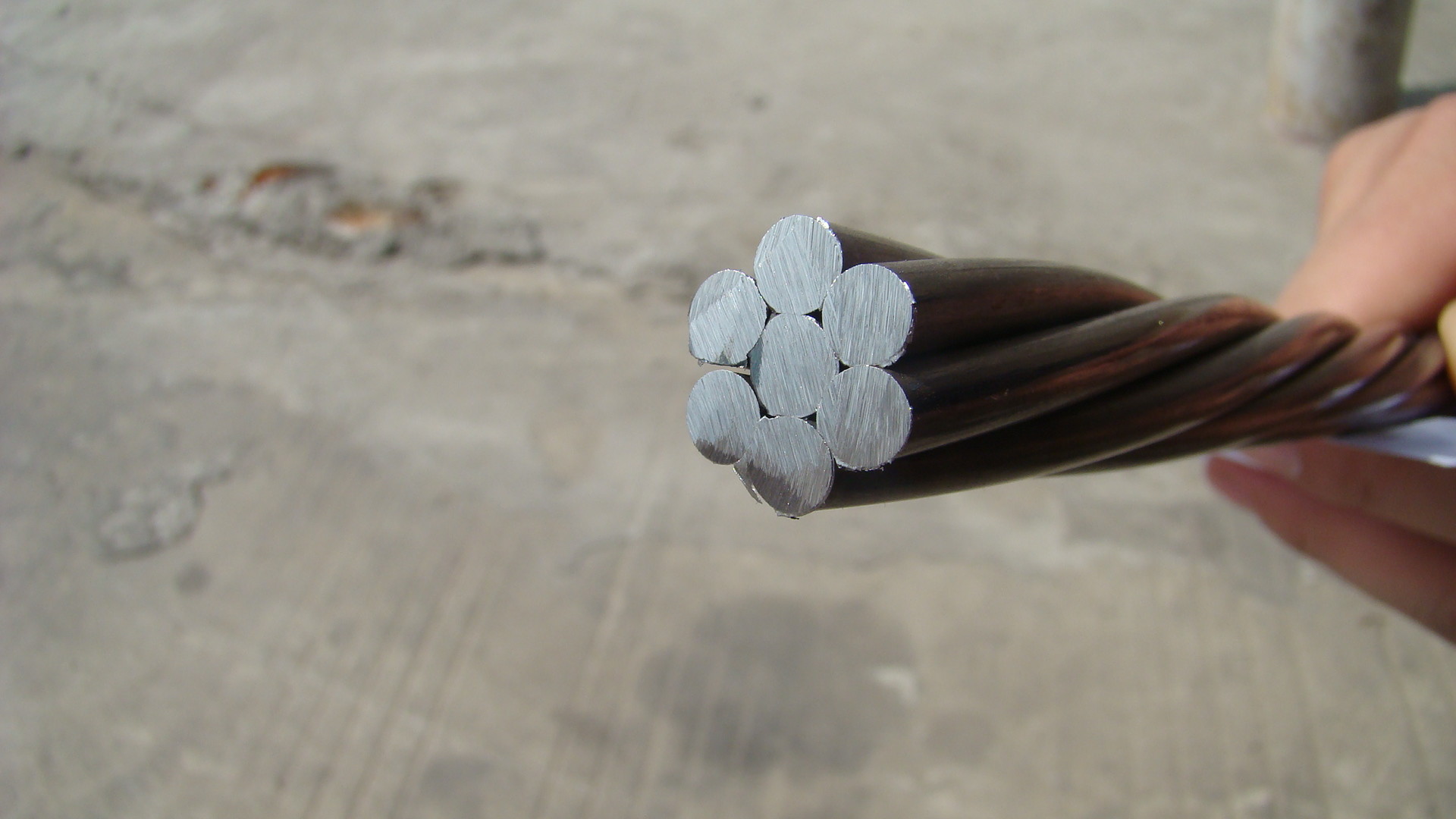 0 5 1 2 pc steel wire strand grade 270 1860mpa 2 5 3 2 tons coil packing